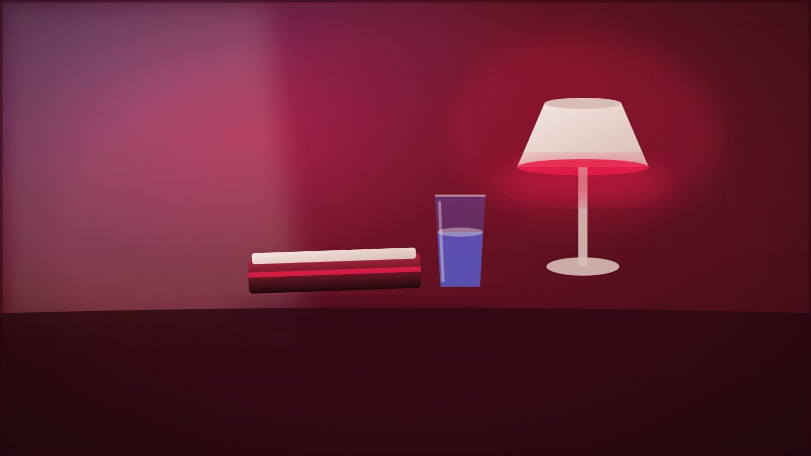 Ein aufgeräumter Nachttisch mit einer brennenden Lampe, einem geschlossenen Buch und einem Glas Wasser.